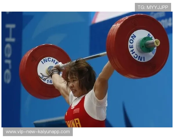 举重女将力量大到握碎粉笔盒